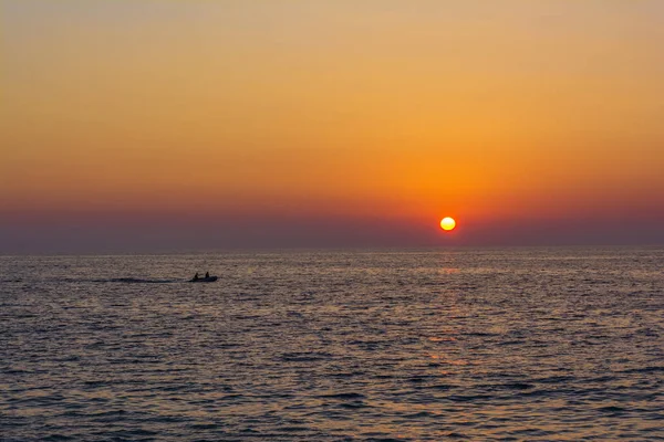 位于希腊的 mylos 海滩上的日落 — 图库照片