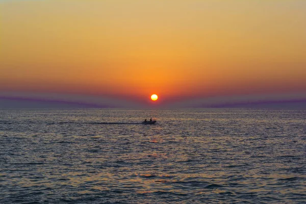 Coucher de soleil sur la plage de Mylos - île de Lefkada, Grèce — Photo