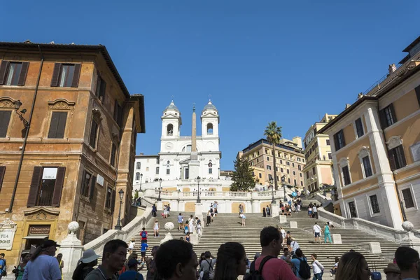 ROMA, ITÁLIA - 30 DE AGOSTO DE 2017 - Passos espanhóis na Piazza di Spagna em Roma — Fotografia de Stock