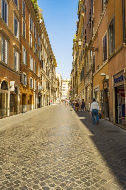 Rome, İtalya - 30 Ağustos 2017 - A kalabalık ticari street Roma, İtalya.