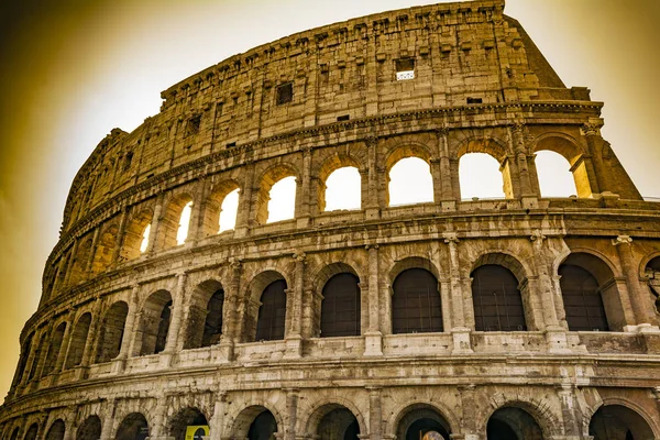 Colosseo vista da vicino, il mondo noto punto di riferimento di Roma, Italia . — Foto Stock