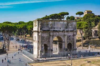 Konstantin Arch Colosseum yüksek açılı görünüş