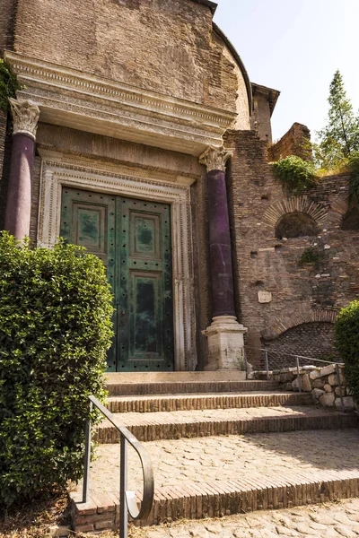 Tempel van Romulus deur in het Forum Romanum, Rome, Italië — Stockfoto
