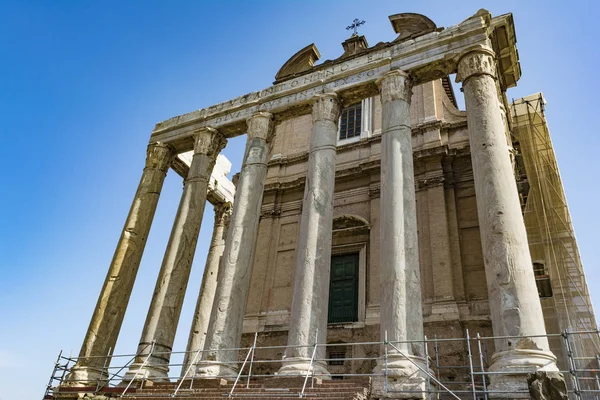 Emperador del Templo Antonio y esposa Faustina con columnas corintias en el Foro Romano, Roma, Italia — Foto de Stock