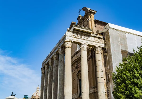 Tapınak İmparator Antonius ve karısı Faustina Roma Forumu, Roma, İtalya, Korinth sütunlarla