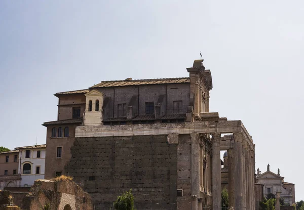 Imperador do Templo Antônio e esposa Faustina com colunas coríntias no Fórum Romano, Roma, Itália — Fotografia de Stock