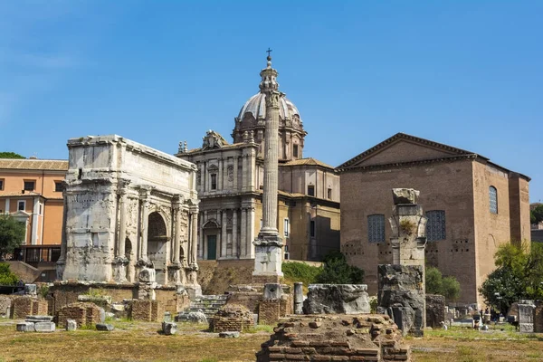 Arch of Septimius Severus and the Curia in Roman Forum, Rome — Stock Photo, Image