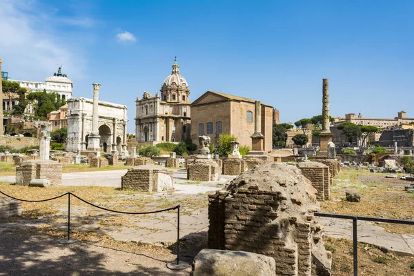 Arch of Septimius Severus and the Curia in Roman Forum, Rome — Stock Photo, Image