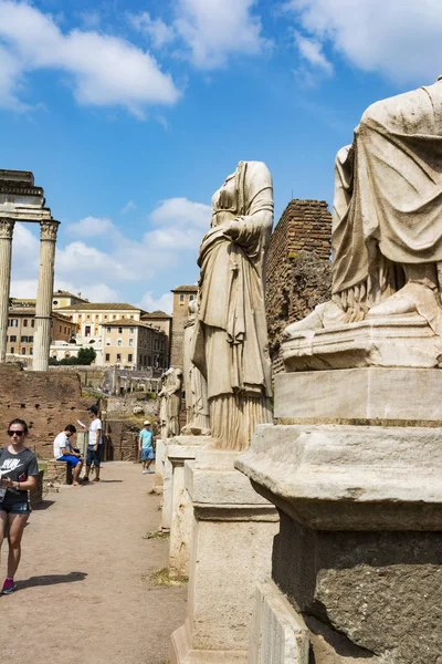 Estátua romana na Casa dos Vestais no Fórum Romano, Roma, Itália . — Fotografia de Stock