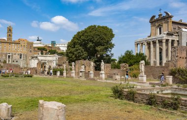 Evinde Vestilleri Roma Forumu, Roma, İtalya, Roma heykelleri.