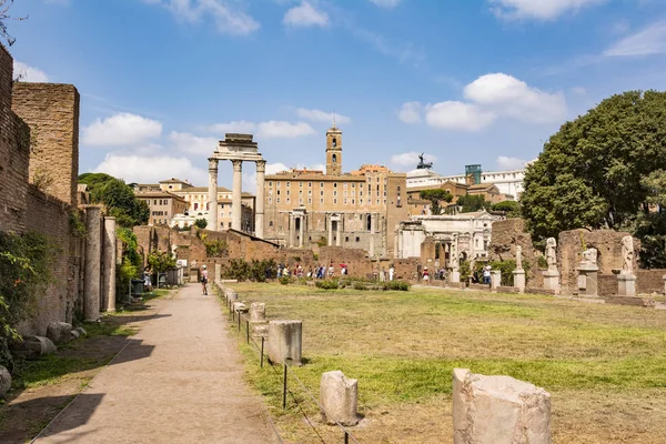 Roman statues at House of the Vestals in Roman Forum , Rome, Italy. — Stock Photo, Image