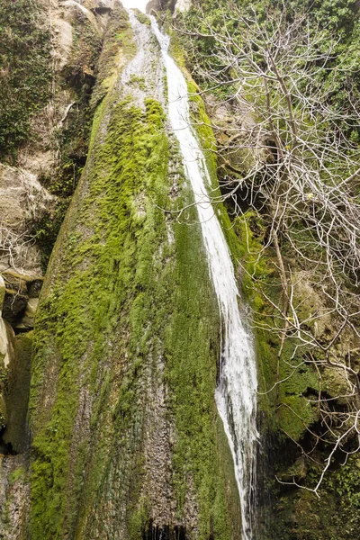 Cascada en el desfiladero de Richtis en invierno, Creta, Grecia . — Foto de Stock