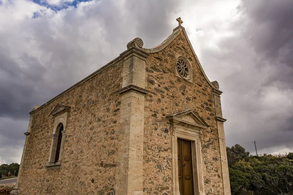 Antigua capilla ortodoxa cerca del monasterio de Toplou en Creta, Grecia . — Foto de Stock