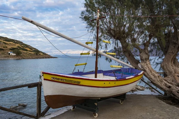 Традиционная рыболовная лодка в деревне Мохлос, Крит, Греция — стоковое фото