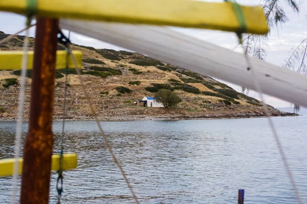 Remote view of a small church at the village of Mochlos, Crete, Greece — Stock Photo, Image