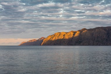 Işık Mochlos Köyü, Girit, Yunanistan, akşam ile dağlar