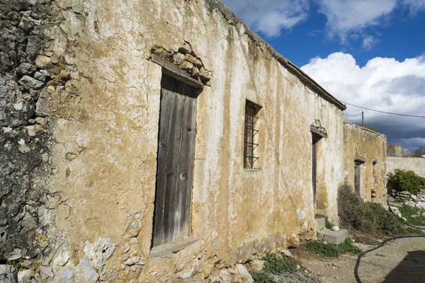 Velha casa abandonada na aldeia tradicional Chamaitoulo, Creta, Grécia — Fotografia de Stock