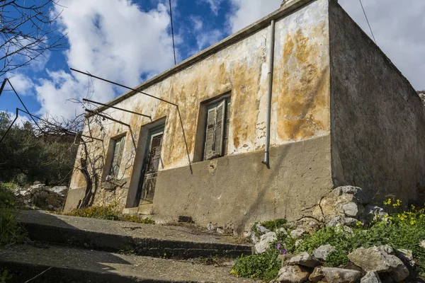 Velha casa abandonada na aldeia tradicional Chamaitoulo, Creta, Grécia — Fotografia de Stock