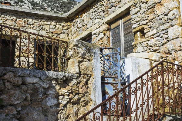 Old abandoned house in the traditional village Chamaitoulo, Crete, Greece — Stock Photo, Image