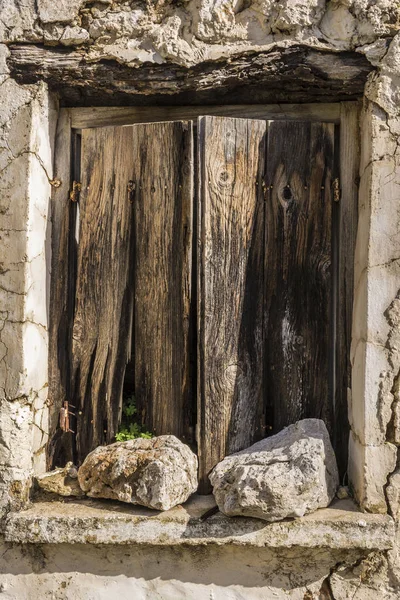 Stary wodden okno migawki tradycyjnego domu w wiosce Kamaitoulo, Kreta, Grecja — Zdjęcie stockowe
