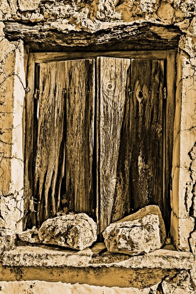 Velho janela wodden obturador da casa tradicional na aldeia Chamaitoulo, Creta, Grécia — Fotografia de Stock