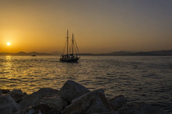 Żaglówka o zachodzie słońca w marina Alimos, Ateny, Grecja — Zdjęcie stockowe
