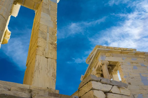 Pijlers van Propyleeën gateway in de Akropolis van Athene, Griekenland — Stockfoto