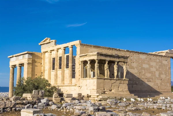 Het voorportaal van de Kariatiden bij de tempel van de Erechteion op de Akropolis, Athene, Griekenland — Stockfoto