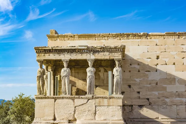 Het voorportaal van de Kariatiden bij de tempel van de Erechteion op de Akropolis, Athene, Griekenland — Stockfoto