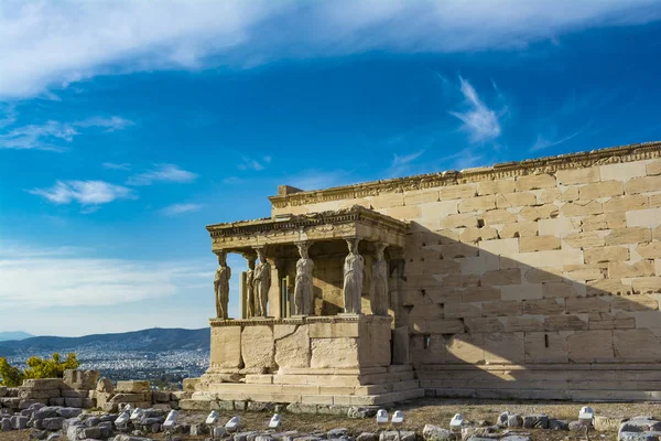 El pórtico de las cariátidas en el templo de Erechtheion en la Acrópolis, Atenas, Grecia — Foto de Stock