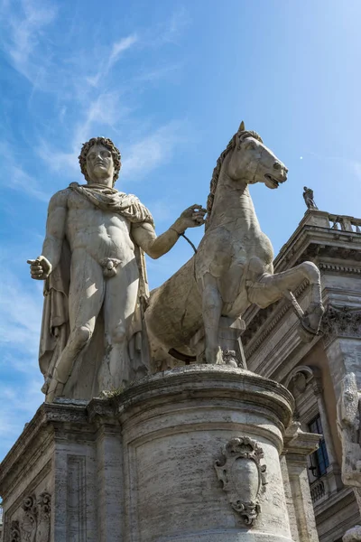 Marble statues of the Dioscuri, Castor and Pollux on the top of Capitoline Hill and Piazza del Campidoglio, Rome, Italy. — Stock Photo, Image