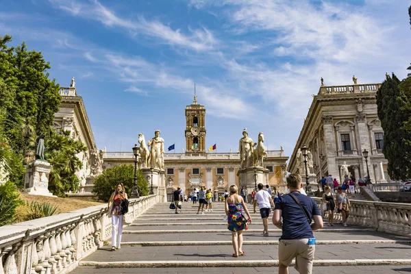 Turistas em escadas Michelangelo para Piazza del Campidoglio no topo da colina Capitolina e Palazzo Senatorio, Roma, Itália . — Fotografia de Stock