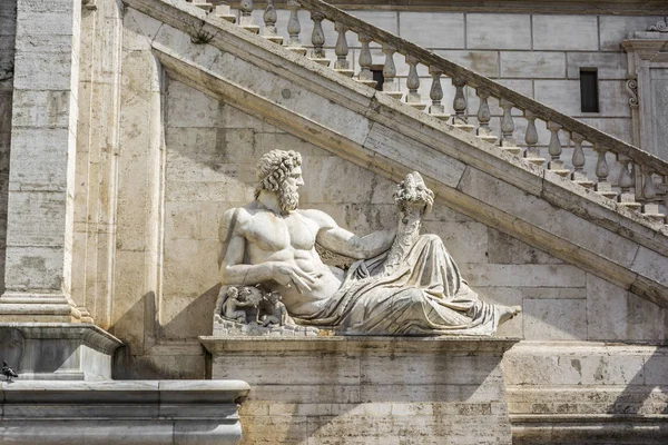 Sculpture in front of stairs of Palazzo Senatorio at Piazza del Campidoglio, Rome, Italy — Stock Photo, Image