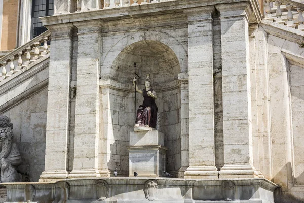 Fontana della Dea Roma in Piazza del Campidoglio in cima al Campidoglio a Roma — Foto Stock