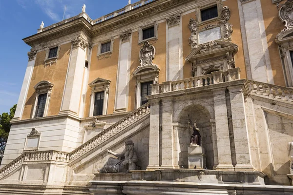 Vista frontal del Palazzo Senatorio y Fontana della Dea Roma en la Piazza del Campidoglio en la cima del Capitolio en Roma, Italia — Foto de Stock