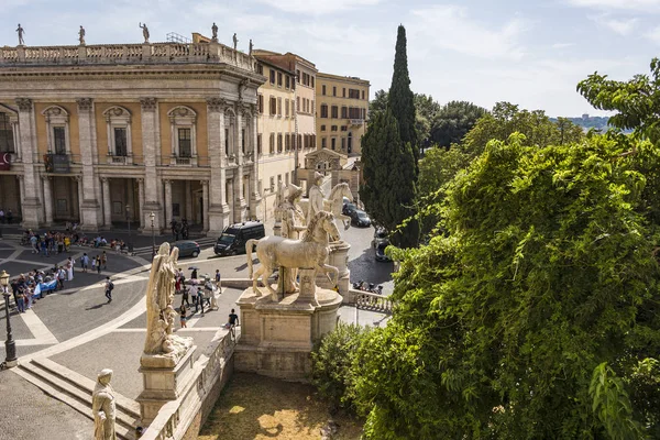 Αγάλματα στις σκάλες Κορντονάτα στην πλατεία Piazza del Campidoglio του Καπιτωλίου — Φωτογραφία Αρχείου