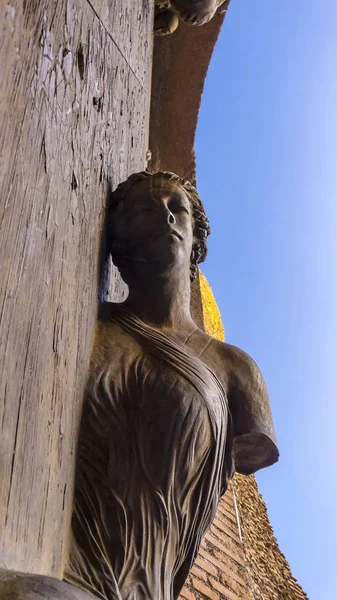 Bronze statues on the door of the Basilica of St. Mary of the Angels and the Martyrs — Stock Photo, Image