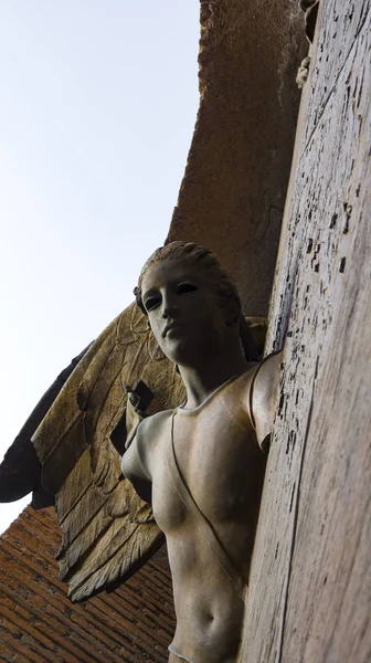 Statue in bronzo sulla porta della Basilica di Santa Maria degli Angeli e dei Martiri — Foto Stock