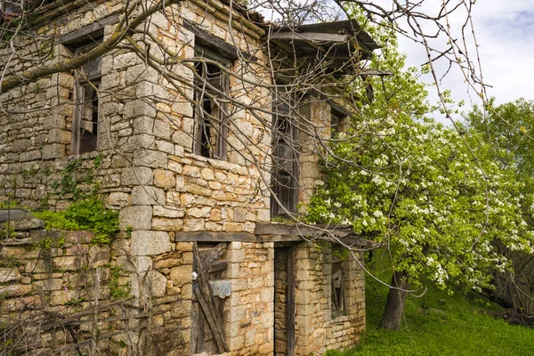 Abandoned old village house — Stock Photo, Image