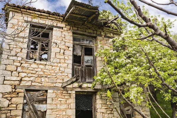 Abandonada casa da aldeia velha — Fotografia de Stock