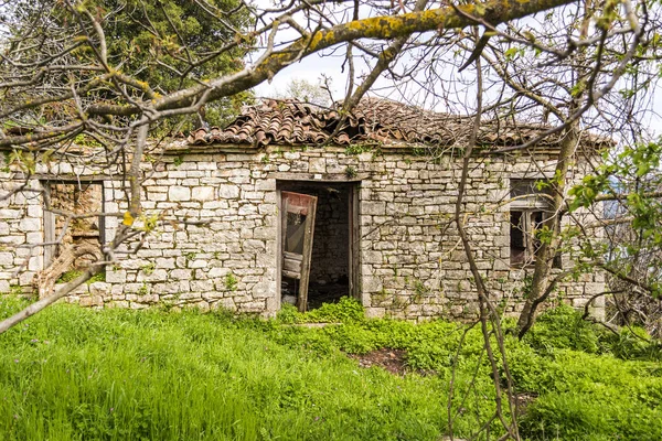 Заброшенный старый деревенский дом — стоковое фото