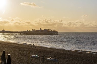 Brighton, Doğu Sussex 'teki taverna plajı, sonbaharda Uk ve Brighton Palace İskelesi.