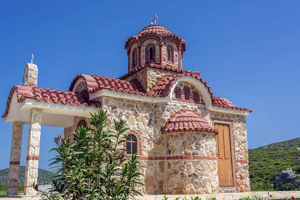 Pequeña iglesia ortodoxa cerca de Moni Agiou Ioanni Theologou —  Fotos de Stock