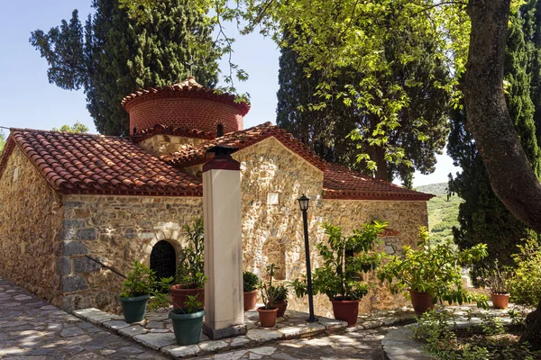 Small church inside the Orthodox monastery Moni Agiou Ioanni Theologou — Stock Photo, Image