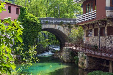 Yunanistan 'ın orta kesimindeki Boeotia bölgesindeki eski Livadeia kasabasındaki köprü