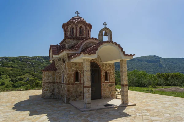 Pequeña iglesia ortodoxa cerca de Moni Agiou Ioanni Theologou —  Fotos de Stock