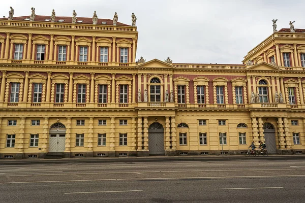 Vue du bâtiment historique de Potsdam, Allemagne avec deux cyclistes — Photo