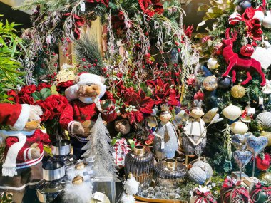 Noel ağacı süslemeleri, balolar ve diğer mevsimlik sanat eserleri.