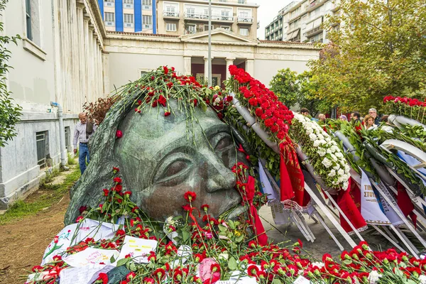 为纪念1973年反对希腊军政府的起义学生周年，雅典理工大学的纪念碑上挂满了鲜花. — 图库照片