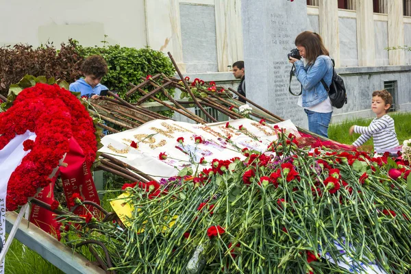 为纪念1973年反对希腊军政府的起义学生周年，雅典理工大学的纪念碑上挂满了鲜花. — 图库照片
